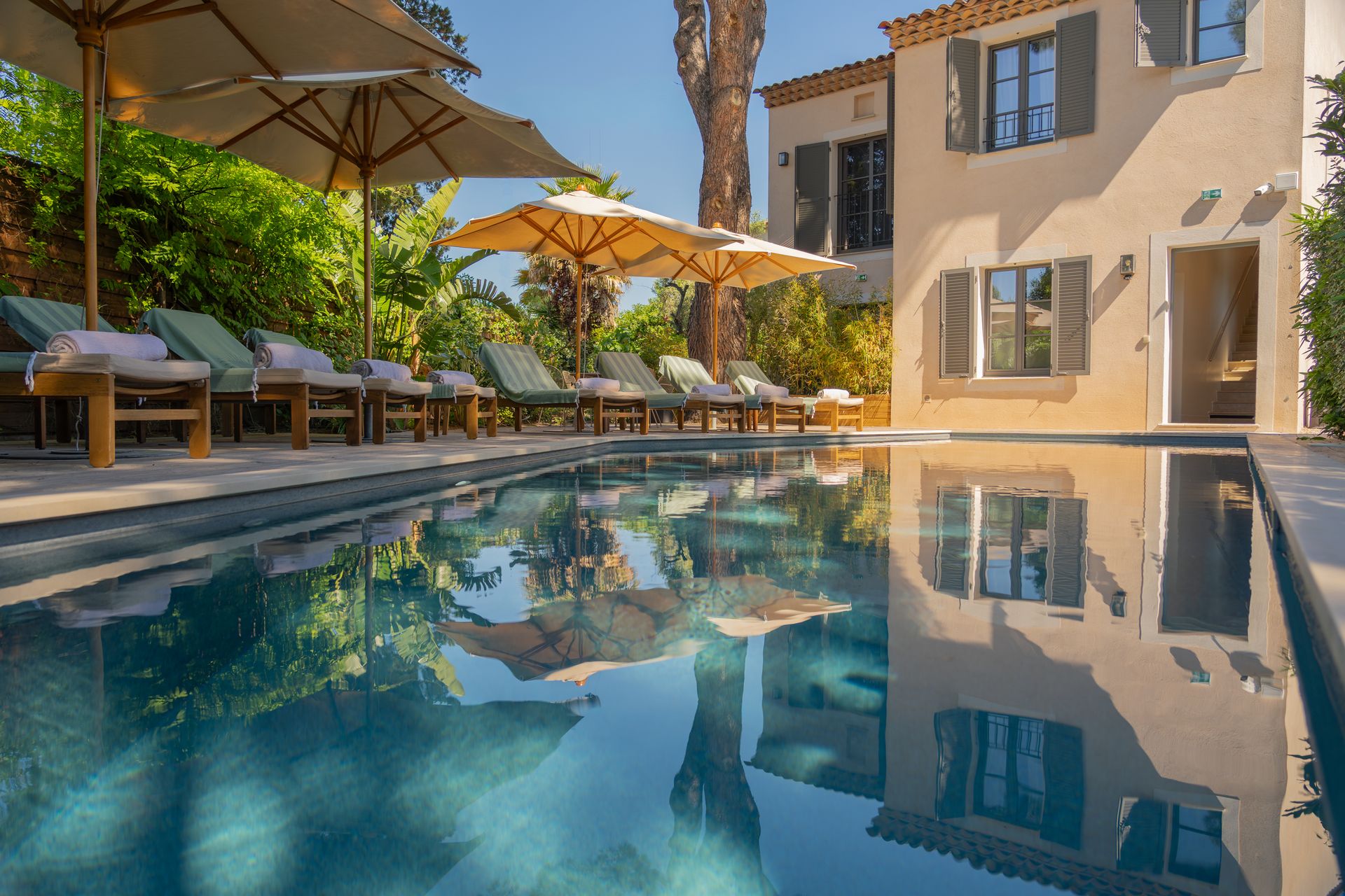 Piscine reflétant la façade